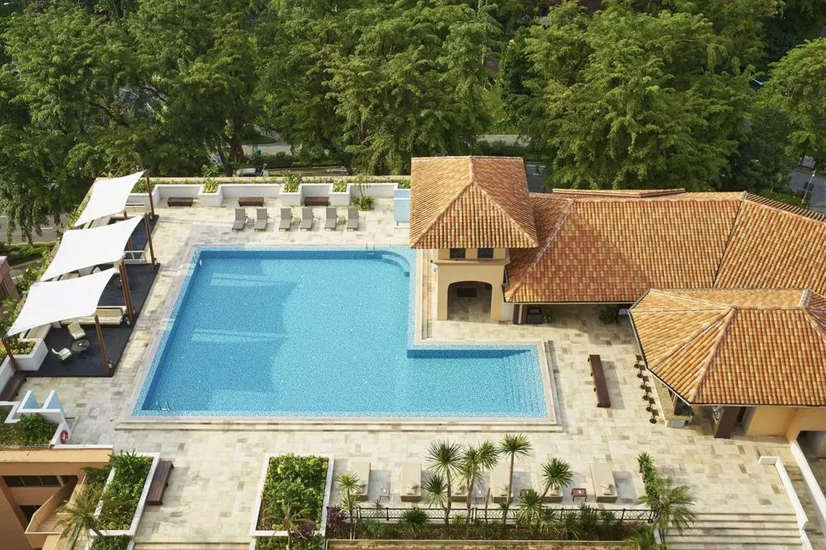 Orchard Rendezvous Hotel pool (Copy).jpg